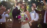 Liebevolle Braut und Bräutigam küssen sich an ihrem Hochzeitstag