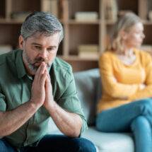 Eheprobleme, Ehefrau und Ehemann mittleren Alters sind verärgert nach Streit zu Hause