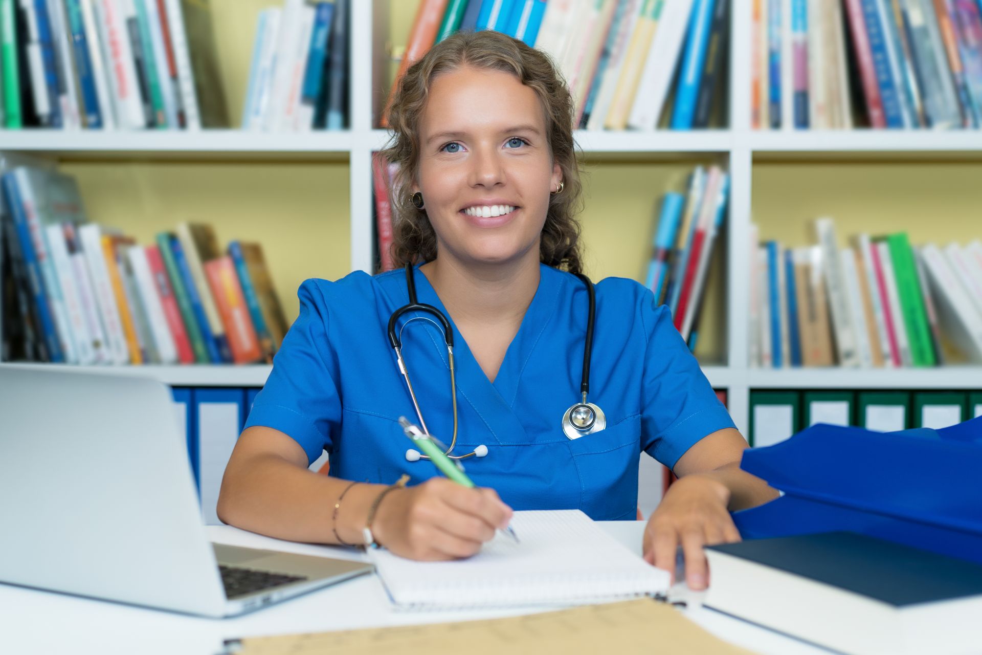Pflegeschülerin in Ausbildung am Schreibtisch