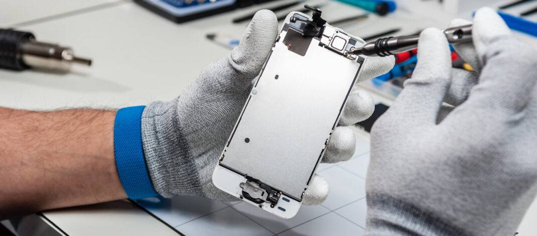 Nahaufnahme, die den Prozess der Handyreparatur zeigt