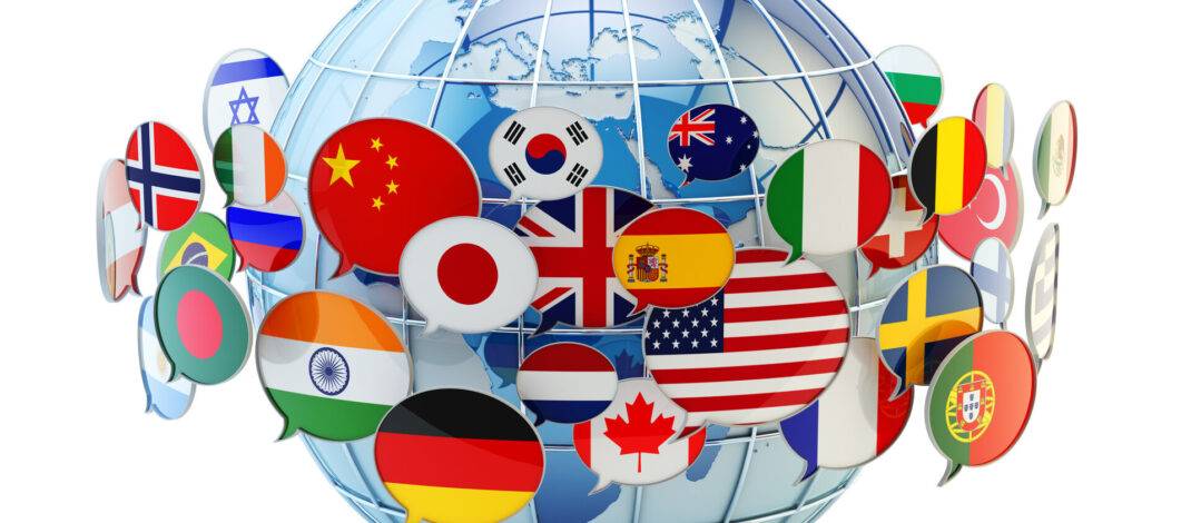 Globale Kommunikation, internationale Nachrichtenübermittlung und Übersetzung Konzept, Sprechblasen mit nationalen Flaggen der Länder der Welt um blaue Erde