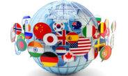 Globale Kommunikation, internationale Nachrichtenübermittlung und Übersetzung Konzept, Sprechblasen mit nationalen Flaggen der Länder der Welt um blaue Erde