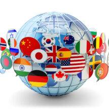 Globale Kommunikation, internationale Nachrichtenübermittlung und Übersetzung Konzept, Sprechblasen mit nationalen Flaggen der Länder der Welt um blaue Erde
