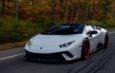 Weißer Lamborghini fährt auf Straße