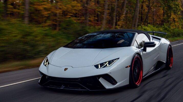 Weißer Lamborghini fährt auf Straße