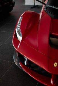 Roter Ferrari, Teil der Front