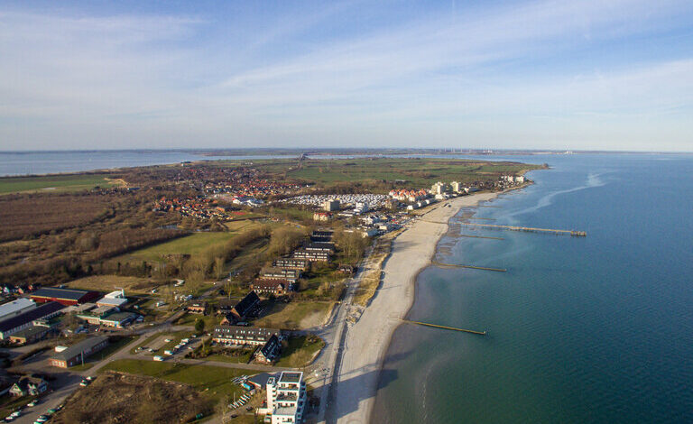 Luftaufnahme Urlaubsort Großenbrode an der Ostsee Schleswig-Holstein Mecklenburger Bucht Meer Küste Wasser mit Seebrücke