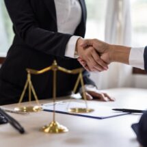 Menschen und Anwälte, Geschäftsmann und Anwalt diskutieren Arbeitsvertrag