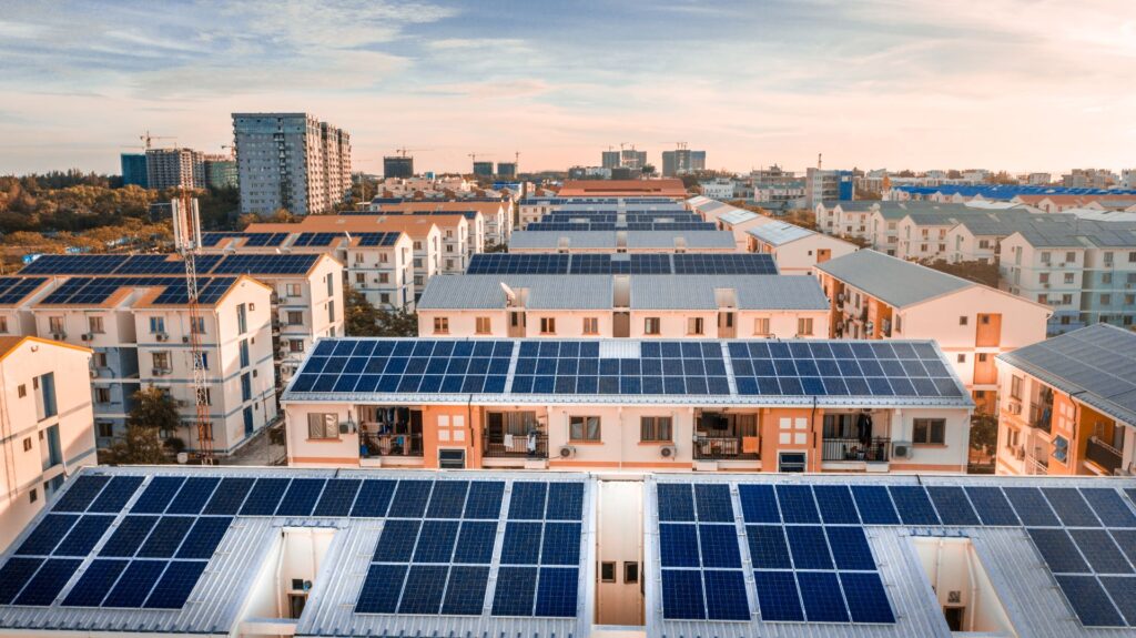 Solaranlagen auf verschiedenen Stadtdächern