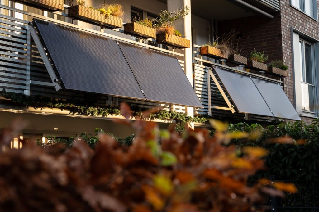 Balkon mit installierten Solarpaneelen in Erfurt, symbolisiert die Nutzung von Photovoltaik für nachhaltige Energie in städtischen Wohngebieten