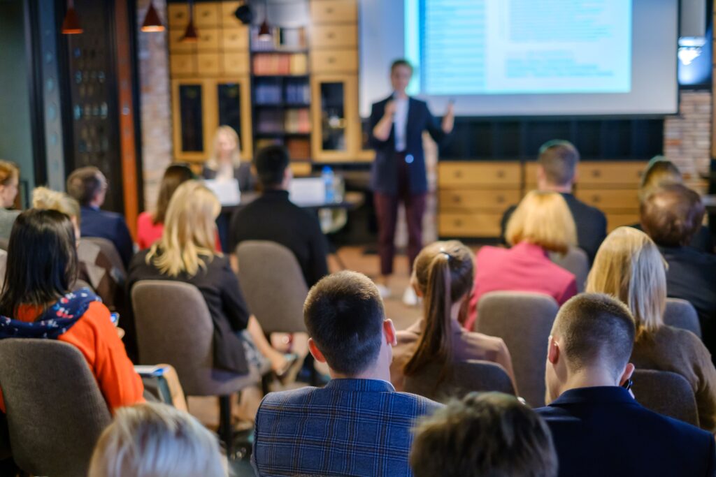 Publikum hört Dozent beim Workshop zu