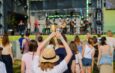 Paar schaut sich Konzert beim Open-Air-Musikfestival an