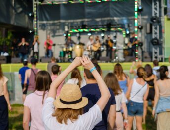 Paar schaut sich Konzert beim Open-Air-Musikfestival an