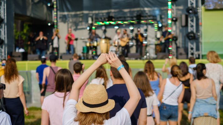 Paar schaut sich Konzert beim Open-Air-Musikfestival an