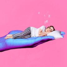 Person schläft friedlich auf einer blauen Hand, Symbol für den unterstützenden Schutz durch Encasings, vor rosa Hintergrund.