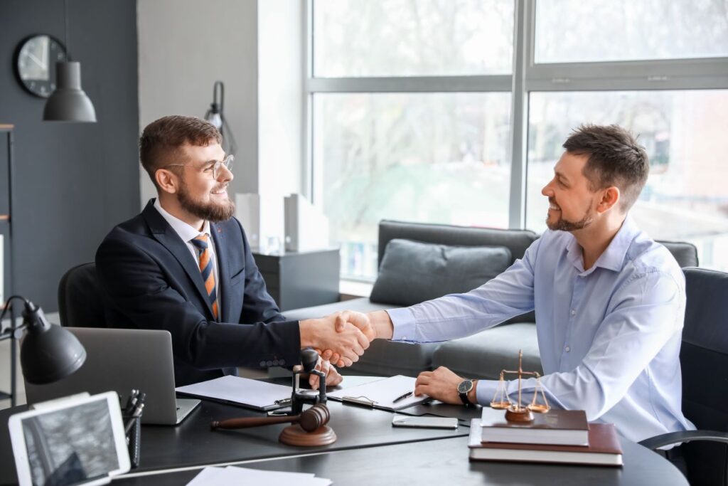 Zwei Männer im Geschäftsmeeting, die sich die Hand geben, symbolisierend Vertrauen und den Einsatz von ERP-Software Sage für effiziente Geschäftsprozesse.