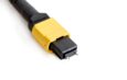 Schwarzes Glasfaserkabel mit gelbem MTP/MPO-Stecker