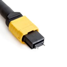 Schwarzes Glasfaserkabel mit gelbem MTP/MPO-Stecker