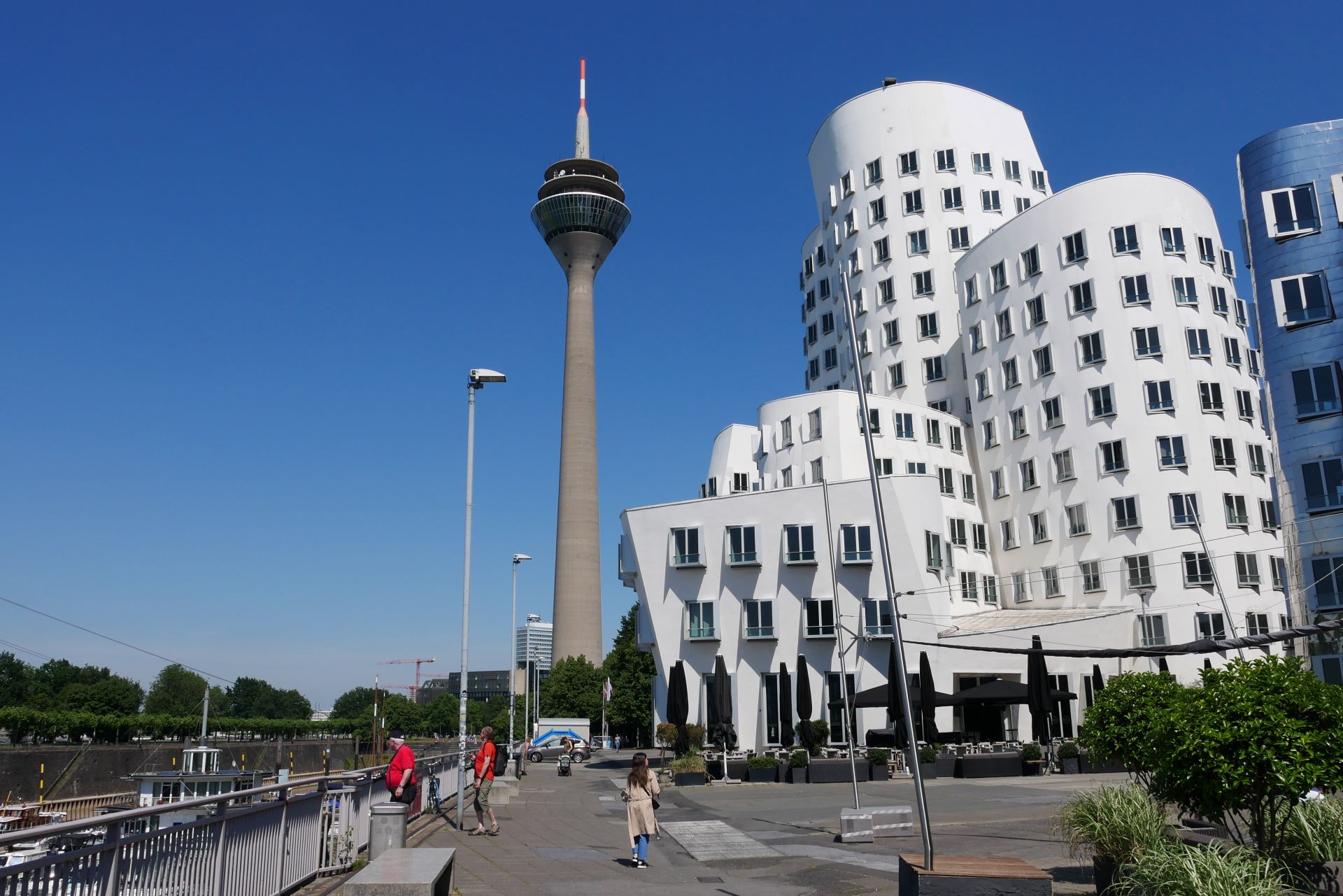 Die markanten weißen Gehry-Bauten am Medienhafen in Düsseldorf.