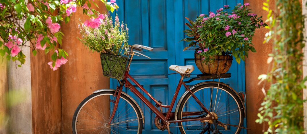 Gartendeko Rost mit altem Fahrrad und Blumen