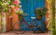 Gartendeko Rost mit altem Fahrrad und Blumen