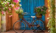 Gartendeko Rost mit altem Fahrrad und Blumen