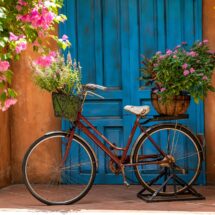 Gartendeko Rost mit altem Fahrrad und Blumen