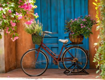 Gartendeko Rost mit altem Fahrrad und Blumen