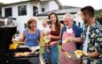 Familie grillt gemeinsam vor dem Haus im Garten