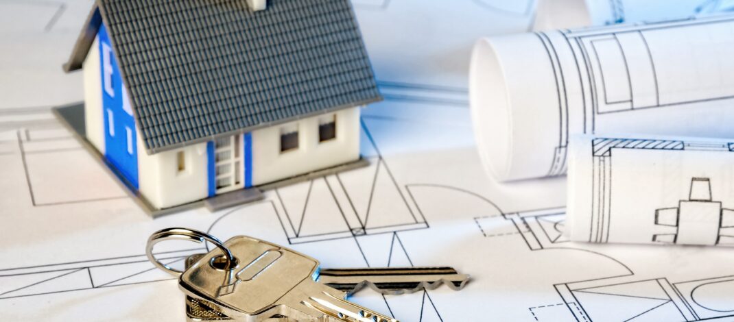 Hausmodell mit Schlüsseln auf Bauplan | Fronius Symo