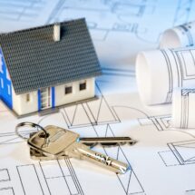 Hausmodell mit Schlüsseln auf Bauplan | Fronius Symo