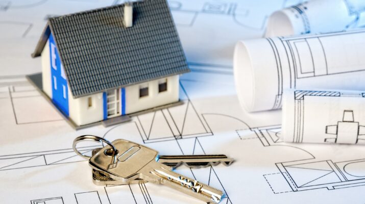 Hausmodell mit Schlüsseln auf Bauplan | Fronius Symo