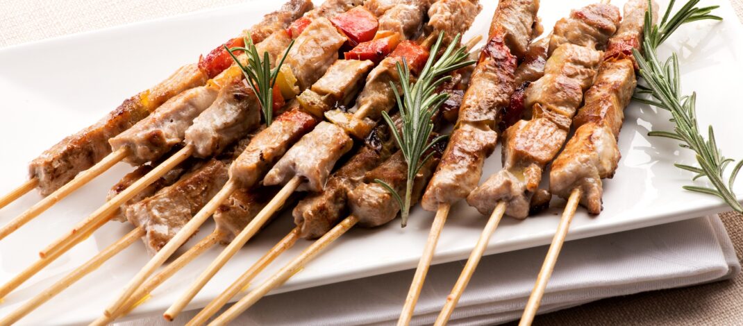 Frische Fleischspieße mit Kräutern serviert | amerikanisches Bier