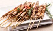 Frische Fleischspieße mit Kräutern serviert | amerikanisches Bier