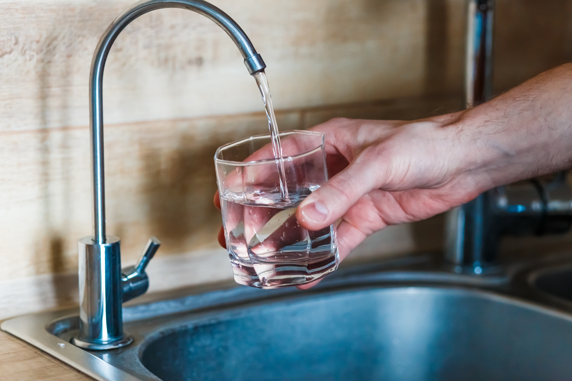 Frisches Wasser aus dem Hahn | Enthärtungsanlage 