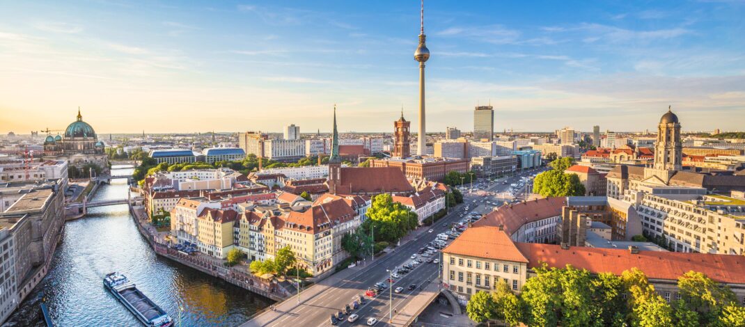 Berliner Skyline-Panorama mit Fernsehturm und Spree bei Sonnenuntergang, Deutschland