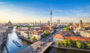 Berliner Skyline-Panorama mit Fernsehturm und Spree bei Sonnenuntergang, Deutschland