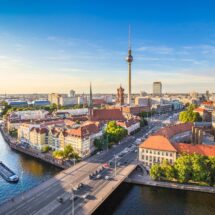 Berliner Skyline-Panorama mit Fernsehturm und Spree bei Sonnenuntergang, Deutschland