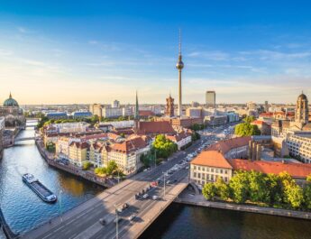 Berliner Skyline-Panorama mit Fernsehturm und Spree bei Sonnenuntergang, Deutschland