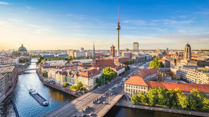 Berliner Skyline-Panorama mit Fernsehturm und Spree bei Sonnenuntergang, Deutschland