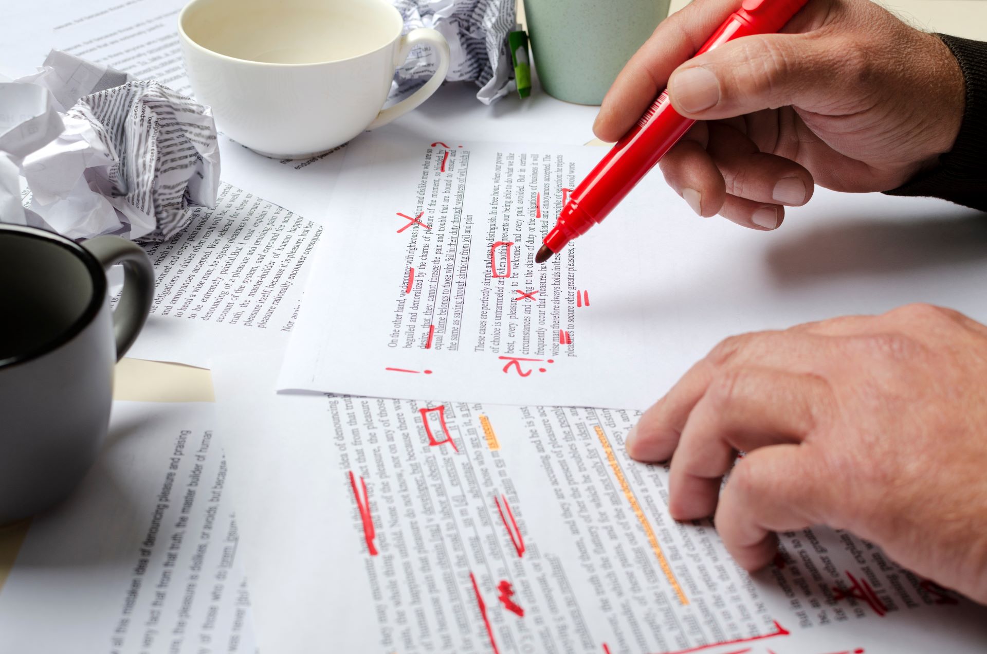 Korrektur von Text mit Rotstift und Notizen