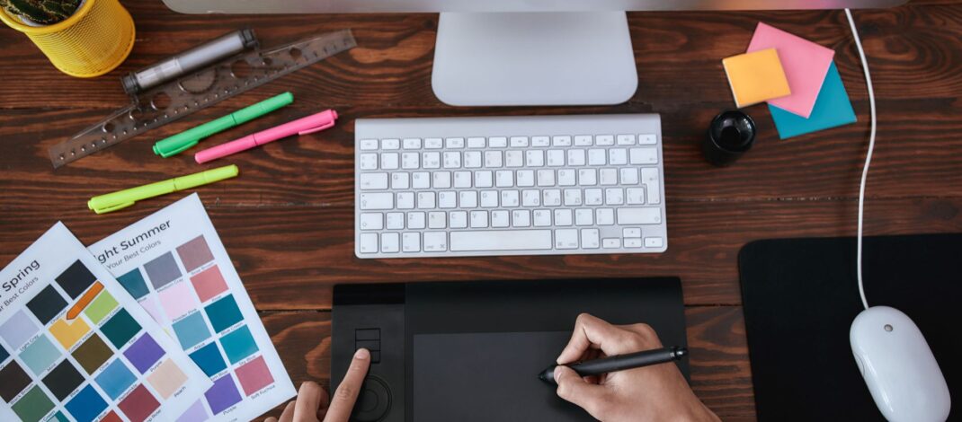 Kreativer Arbeitsplatz mit Farbtafeln und Grafiktablett