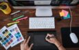 Kreativer Arbeitsplatz mit Farbtafeln und Grafiktablett