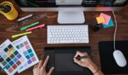 Kreativer Arbeitsplatz mit Farbtafeln und Grafiktablett