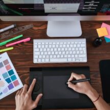 Kreativer Arbeitsplatz mit Farbtafeln und Grafiktablett