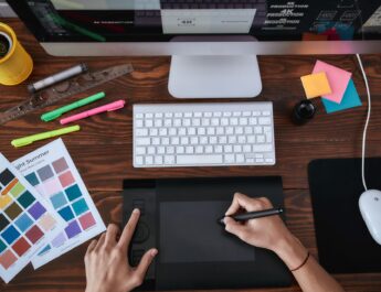 Kreativer Arbeitsplatz mit Farbtafeln und Grafiktablett