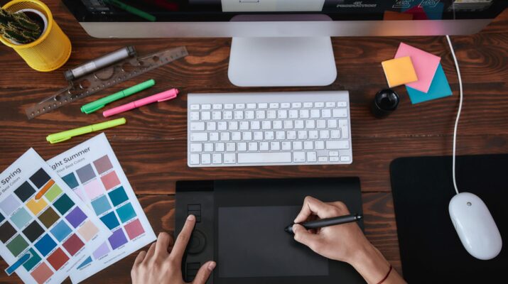 Kreativer Arbeitsplatz mit Farbtafeln und Grafiktablett