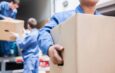 Tragender Helfer mit Umzugskarton | Umzugsunternehmen Ahlen