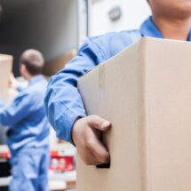 Tragender Helfer mit Umzugskarton | Umzugsunternehmen Ahlen