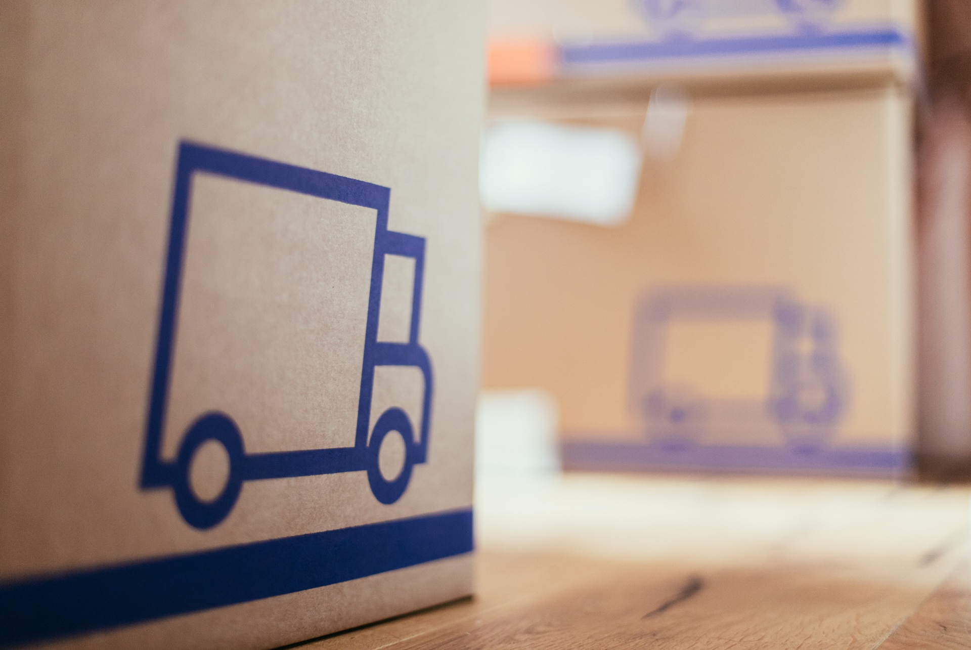 Pappkarton mit Lkw-Symbol | Umzugsunternehmen Ahlen

